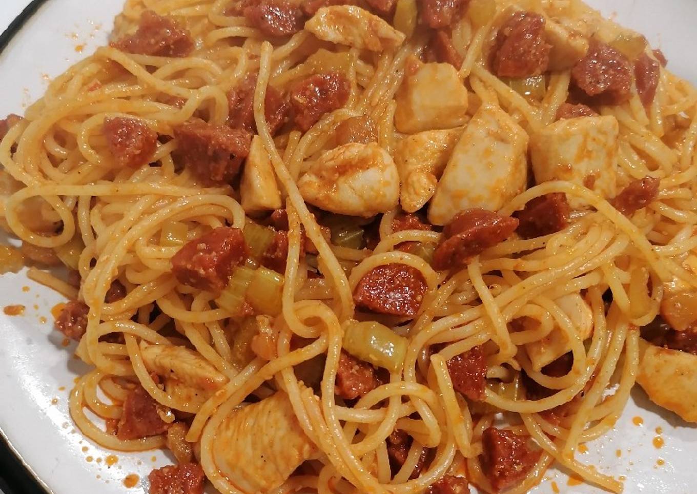 Chorizo y pollo con spaghetti
