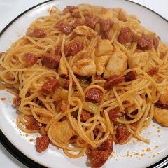 A picture of Chorizo y pollo con spaghetti.