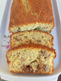 Una foto de Budín de banana, dulce de leche y nueces