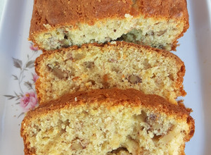 Una foto de Budín de banana, dulce de leche y nueces