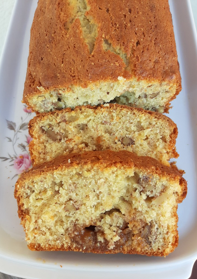 Una foto de Budín de banana, dulce de leche y nueces