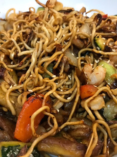 Una foto de Fideos chinos con gambas y pollo en Airfryer Cosori Dual Blaze