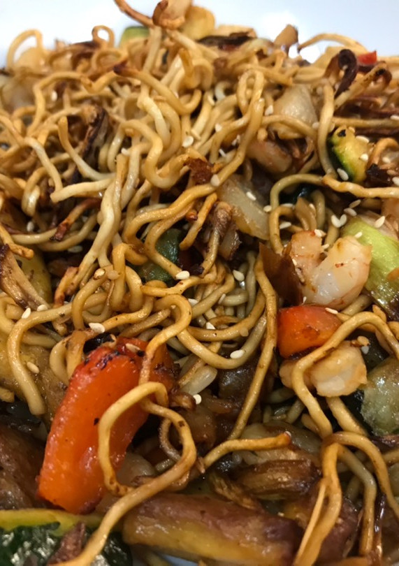Una foto de Fideos chinos con gambas y pollo en Airfryer Cosori Dual Blaze