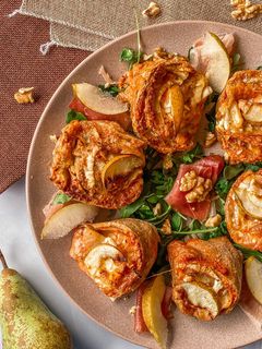 Una foto de Pizza rolls de queso de cabra, pera y nueces
