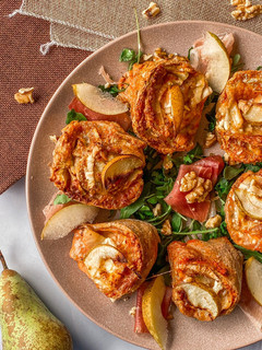 Una foto de Pizza rolls de queso de cabra, pera y nueces