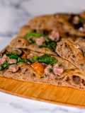 Pizza Integrale con Tartare di Tonno Rosso, Acciughe e Datterino Giallo