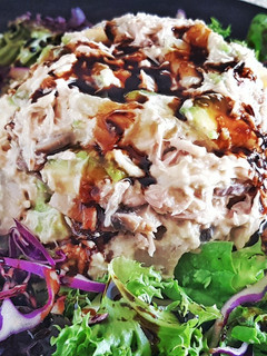 Una foto de Ensalada de Pollo, Aguacate, Champiñones y Piña