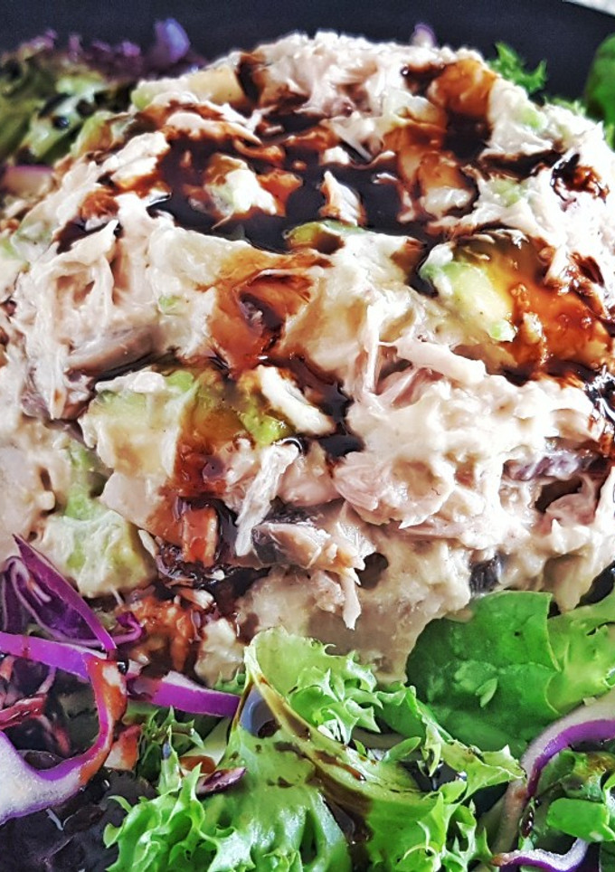 Una foto de Ensalada de Pollo, Aguacate, Champiñones y Piña