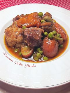 Una foto de Ternera estofada con patatas baby, verduras y setas congeladas
