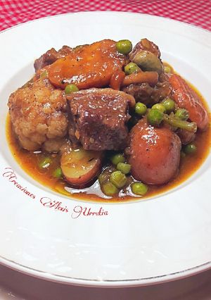 Una foto de Ternera estofada con patatas baby, verduras y setas congeladas