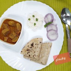 Mustard gravy vali gatte ki sabji with chapati A picture of Mustard gravy vali gatte ki sabji with chapati.