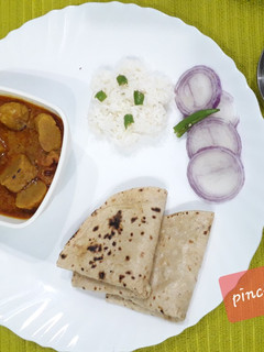 A picture of Mustard gravy vali gatte ki sabji with chapati.