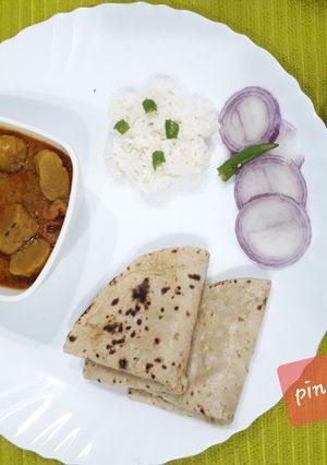 A picture of Mustard gravy vali gatte ki sabji with chapati.