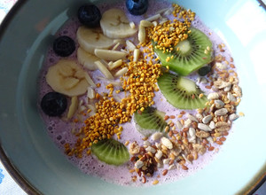 Foto de Iogurte natural com fruta para um pequeno almoço delicioso