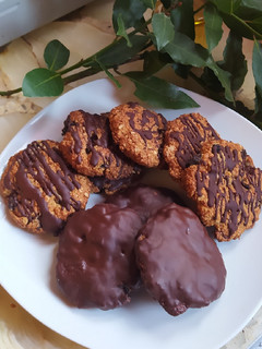 Una foto de Galletas de Avena y Pasas con Baño de Chocolate
