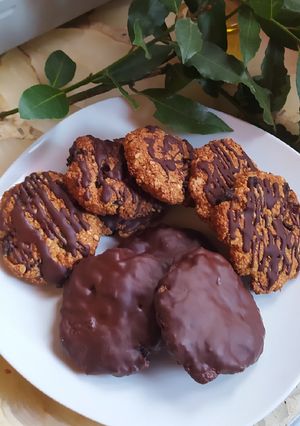 Una foto de Galletas de Avena y Pasas con Baño de Chocolate