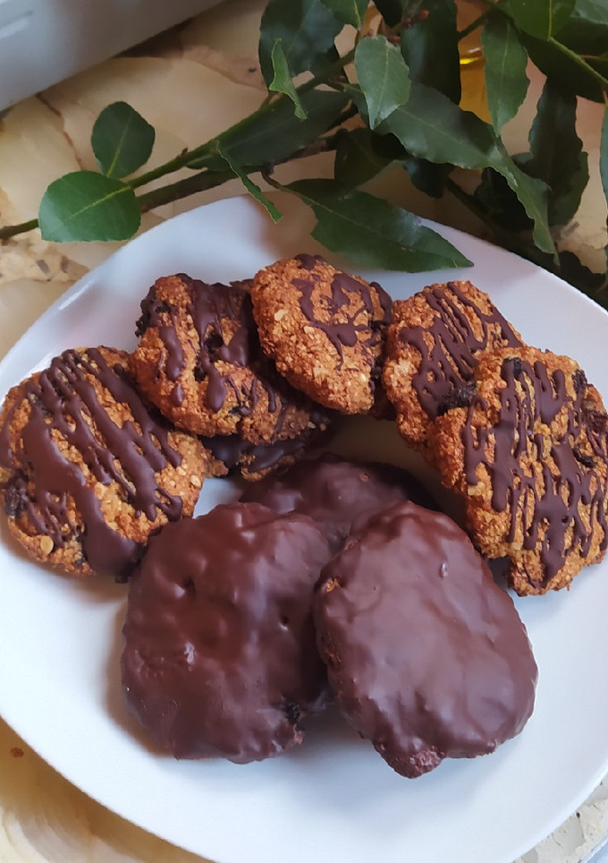 Una foto de Galletas de Avena y Pasas con Baño de Chocolate
