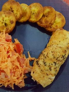 Una foto de Milanesa de pollo rellena de queso de cabra y tocino