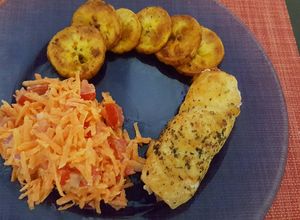 Una foto de Milanesa de pollo rellena de queso de cabra y tocino