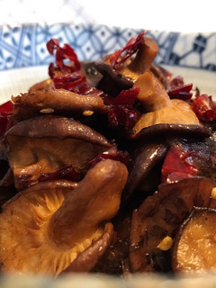 慢炙野生香菇(铸铁锅,秦椒干) —— 古朴久远的意境 的食譜成品照片