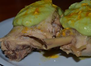 Una foto de Pollo en salsa de Palta y wasabi