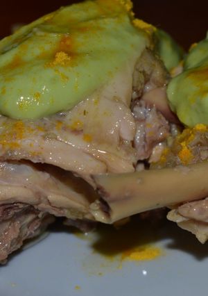 Una foto de Pollo en salsa de Palta y wasabi