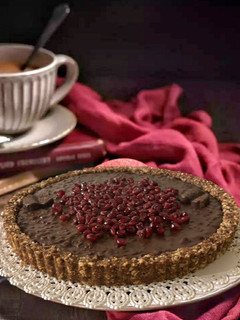 A picture of Nut Tart with Banana and Cocoa.