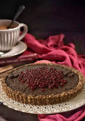 A picture of Nut Tart with Banana and Cocoa.
