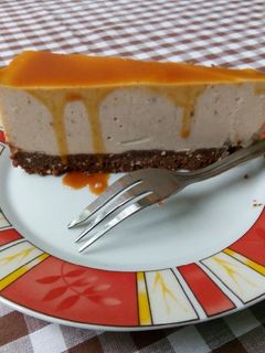 Gesztenyés sajttorta, karamellöntettel recept fotója