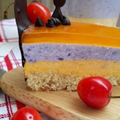 A picture of Mango-blackcurrant mousse cake with apricot jelly.