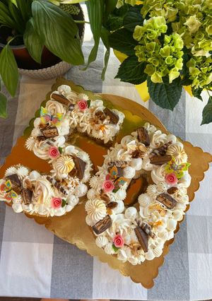 Vaníliás almás torta karamell szósszal és pirított mandulával recept fotója