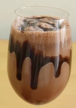 ચોકલેટ મિલ્ક શેક (Chocolate Milk Shake Recipe In Gujarati) રેસીપી મુખ્ય ફોટો