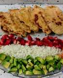 Pechuga a la plancha y ensalada de arroz con aguacates, fresas y nísperos