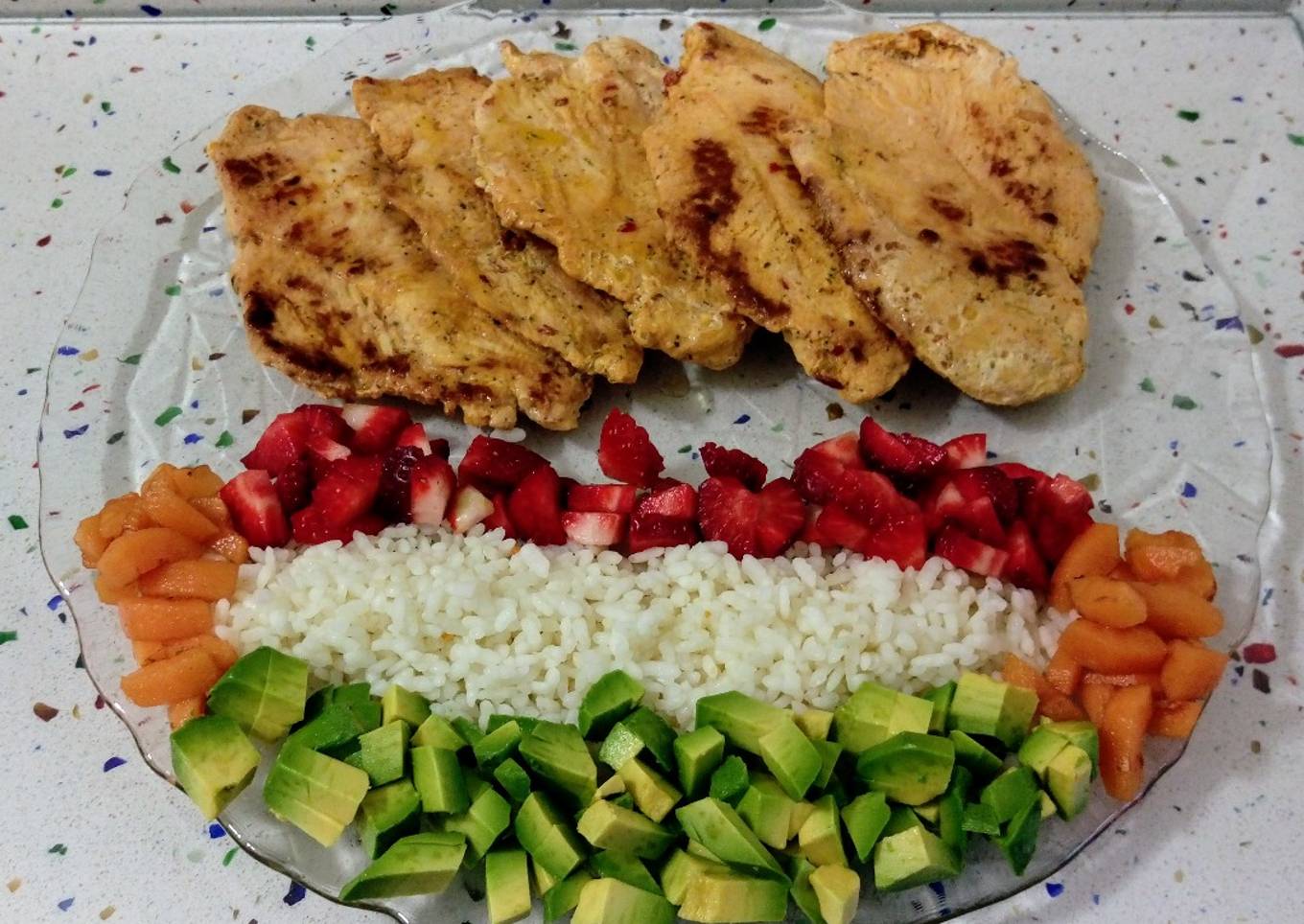 Pechuga a la plancha y ensalada de arroz con aguacates, fresas y nísperos