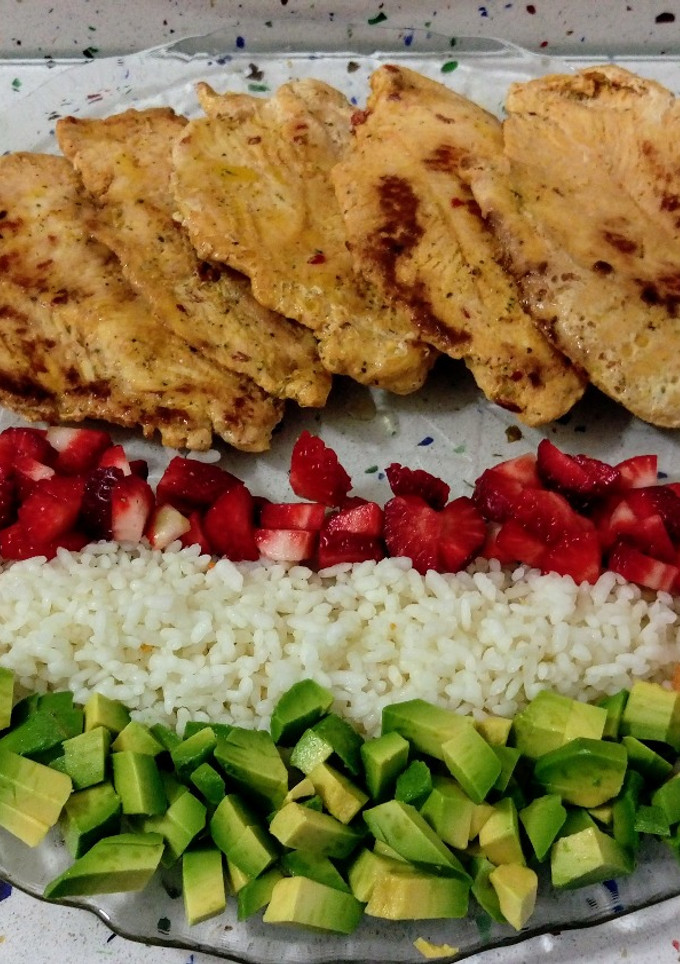 Una foto de Pechuga a la plancha y ensalada de arroz con aguacates, fresas y nísperos
