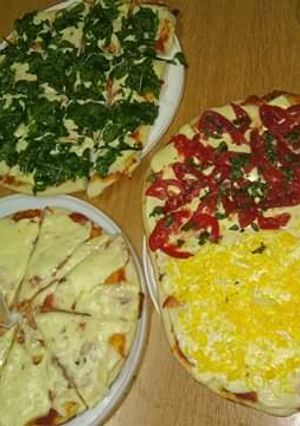 Una foto de Pizzas caseras 😋🍕🍕🍕🍕