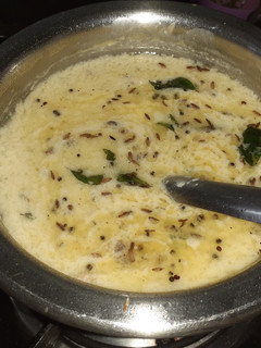 ગુજરાતી કઢી (Gujarati Kadhi Recipe In Gujarati) રેસીપી મુખ્ય ફોટો