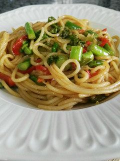 Una foto de Espaguetis con verduras y salsa teriyaki