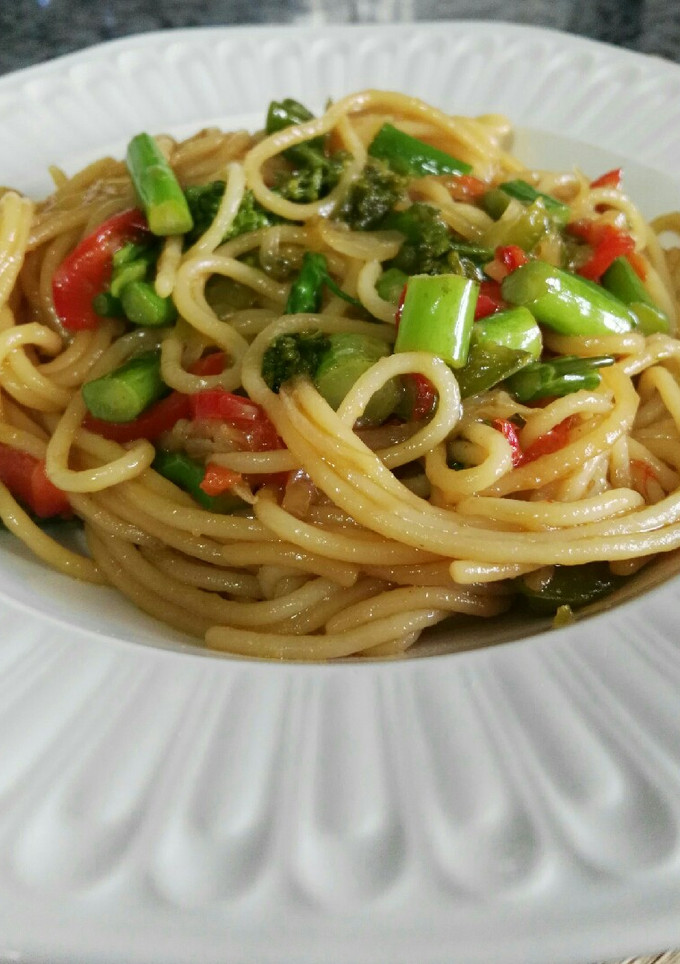Una foto de Espaguetis con verduras y salsa teriyaki
