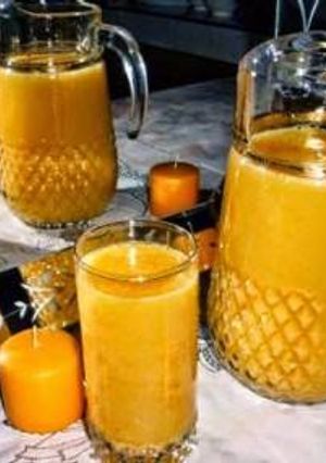 صورة لوصفة عصير ليمون وخوخ بنين وكيخرج كمية كبيرة