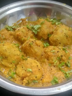 பருப்பு உருண்டைக் குழம்பு (Paruppu urundai kulambu recipe in tamil) செய்முறை முக்கிய புகைப்படம்