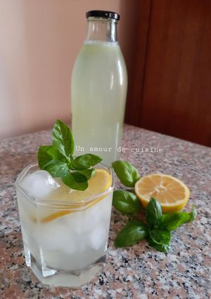 Une photo de Citronnade citron basilic 🍋🌱
