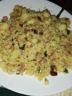 Una foto de Couscous con verduritas, bacon y dátiles