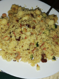 Una foto de Couscous con verduritas, bacon y dátiles