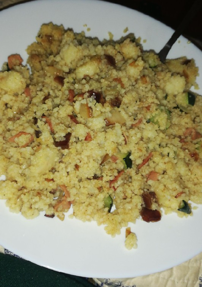 Una foto de Couscous con verduritas, bacon y dátiles