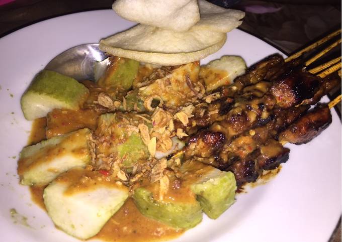 Bagaimana cara bikin Sate ayam saus kacang yang nikmat