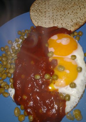 Una foto de Huevos con lo que hay