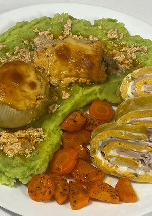 Joghurtos csirke zöldborsós krumplipürével és párolt répával recept fotója