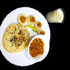A picture of Chole kulcha.