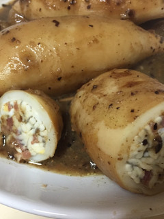Una foto de Calamares rellenos de gulas en salsa de almendras e higos